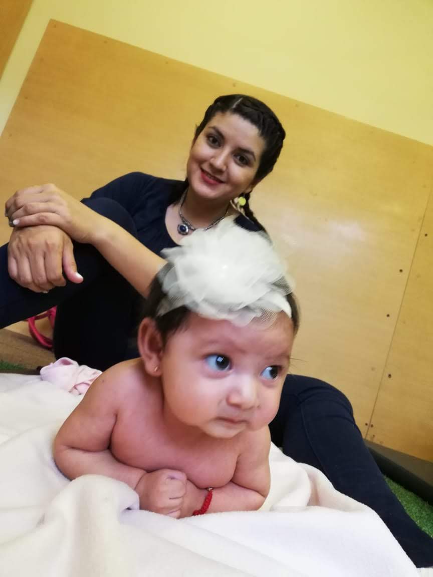 Jess junto a una bebé