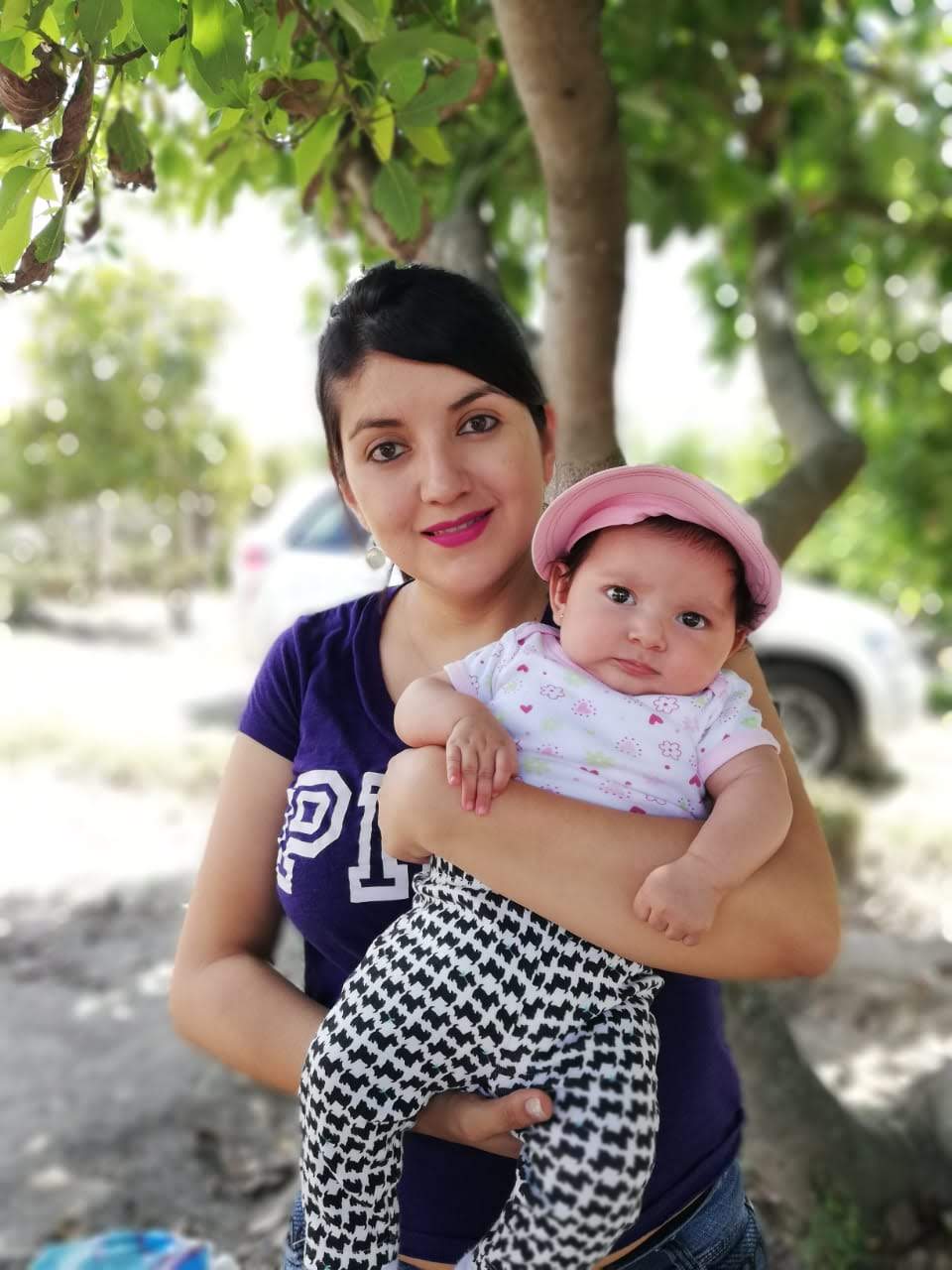 Jess sosteniendo a una bebé