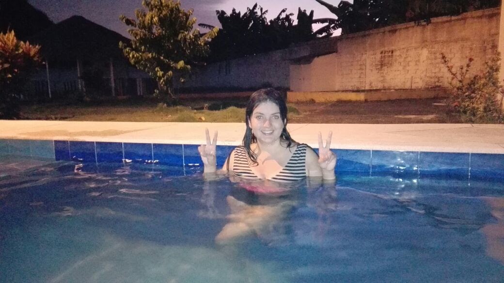 Jess sonriendo en una piscina