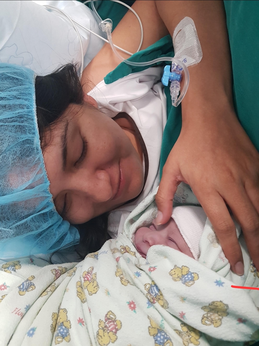 Jess con su hija Isa en el momento de su nacimiento